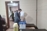 دادستان عمومی و انقلاب شهرستان جیرفت با حضور در شعبه اخذ رای شماره ۵ در میدان شهرداری جیرفت رای خود را به صندوق انداخت