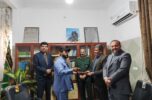 طی مراسمی توسط فرمانده ناحیه مقاومت بسیج سپاه، فرماندار، شهردار و رئیس شورای اسلامی شهر جیرفت از خدمات سید اسماعیل حسینی بسیجی شاخص و فعال فرهنگی شهرستان جیرفت تجلیل شد طی مراسمی توسط فرمانده ناحیه مقاومت بسیج سپاه، فرماندار، شهردار و رئیس شورای اسلامی شهر جیرفت از خدمات سید اسماعیل حسینی بسیجی شاخص و فعال فرهنگی شهرستان جیرفت تجلیل شد